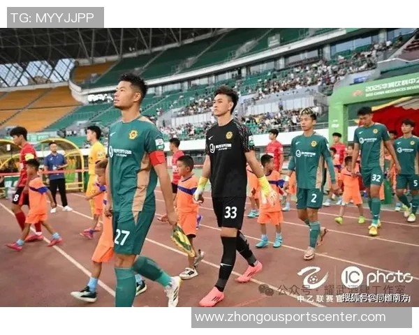 贵州筑城主场因观众投掷水杯被中足联罚款1万元引发热议